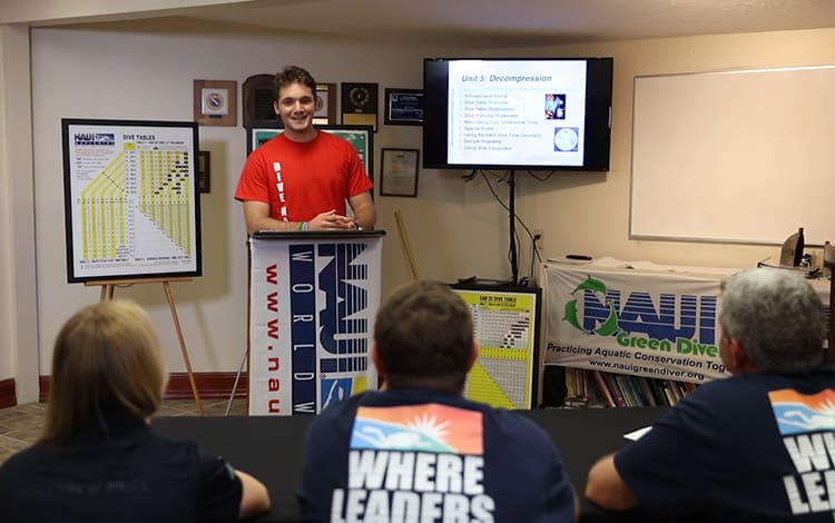 学科講習でダイビングの基礎知識をマスター